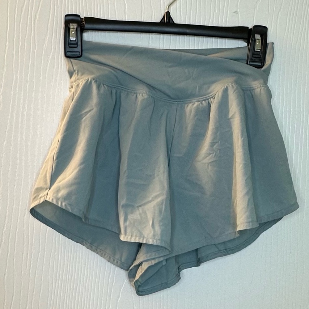 Gilly Hicks green-grayish flowy athletic shorts built in brief women’s XS‎